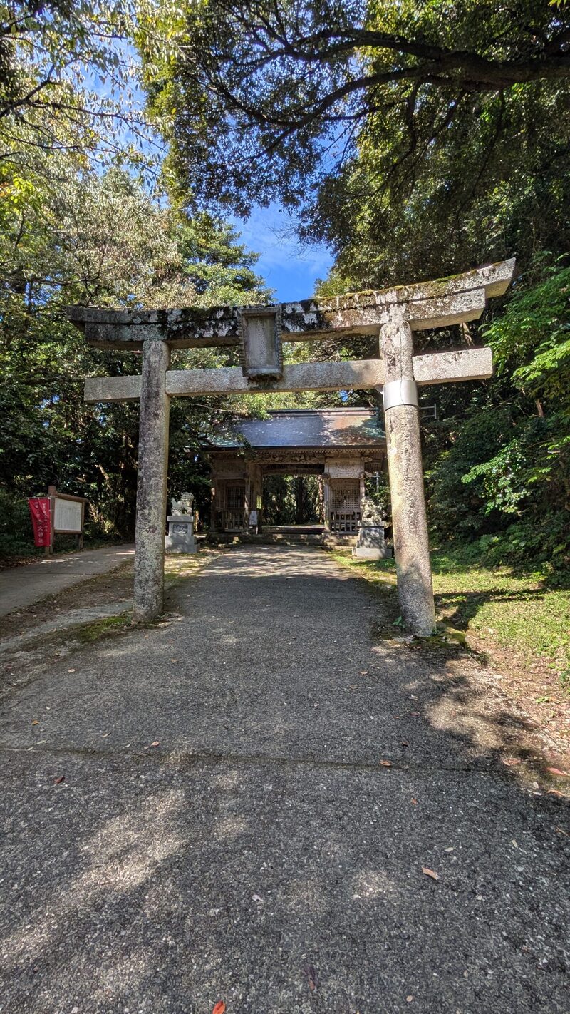 鳥居の苔むした感じ