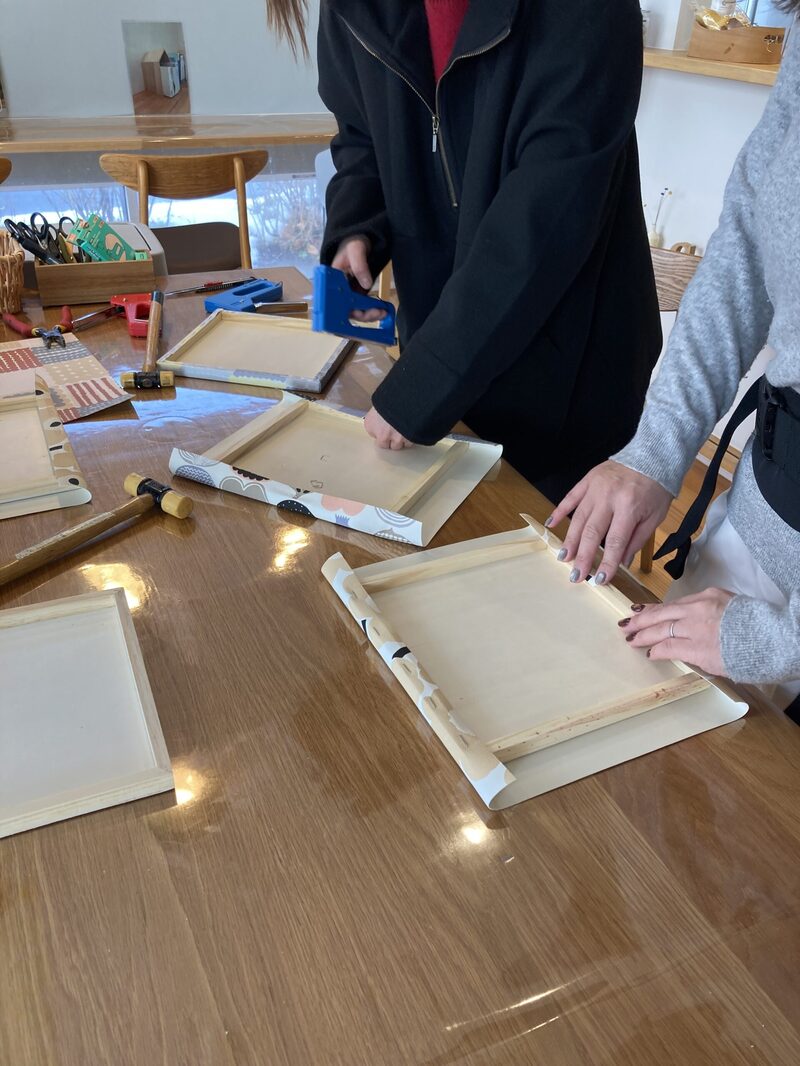 タッカーの打ち付け作業