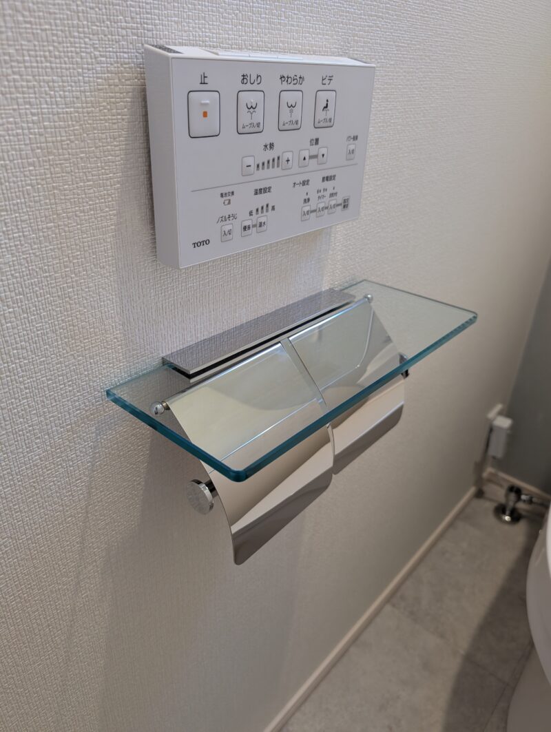 ガラスのブルーとアクセントクロス