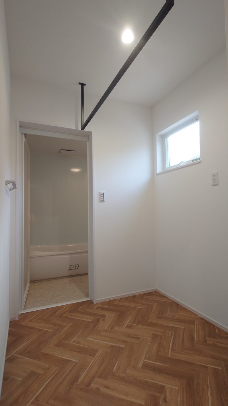 ランドリー兼脱衣室と浴室