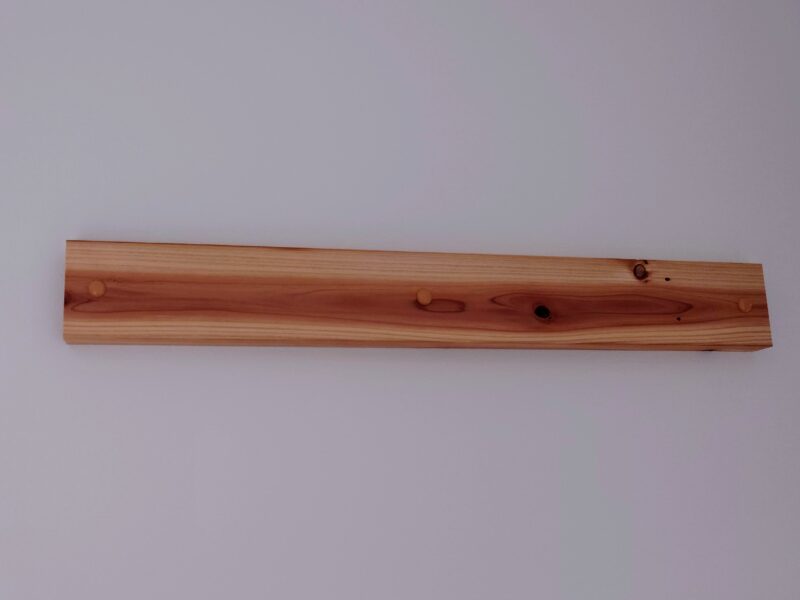 柱を加工して壁掛け