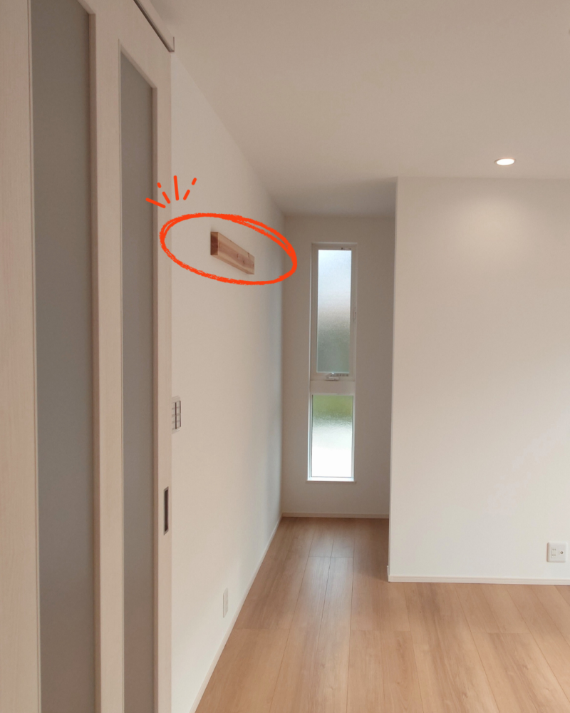 柱を加工して壁掛け