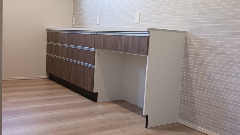 背面収納は木目柄