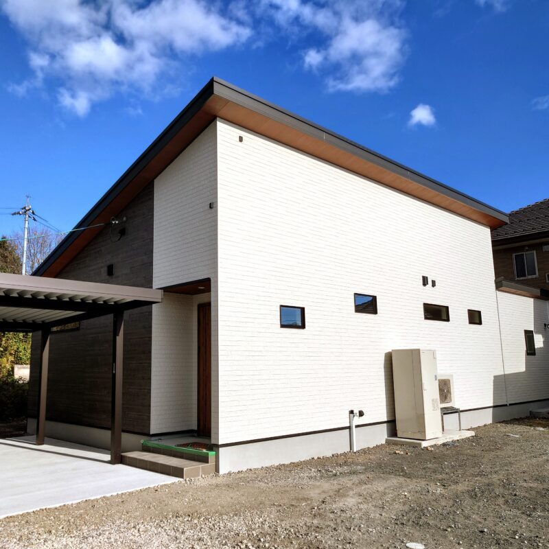 白と木目の外壁のコントラスト