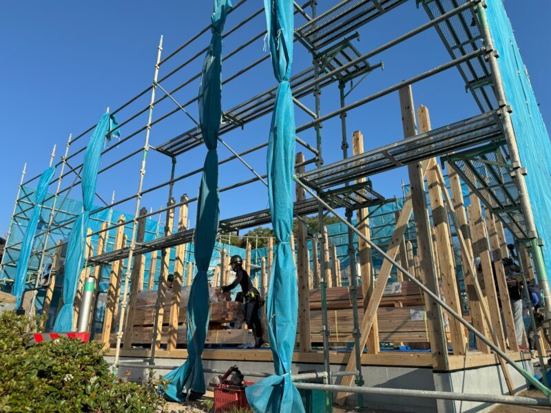 暑さに負けず大工さん