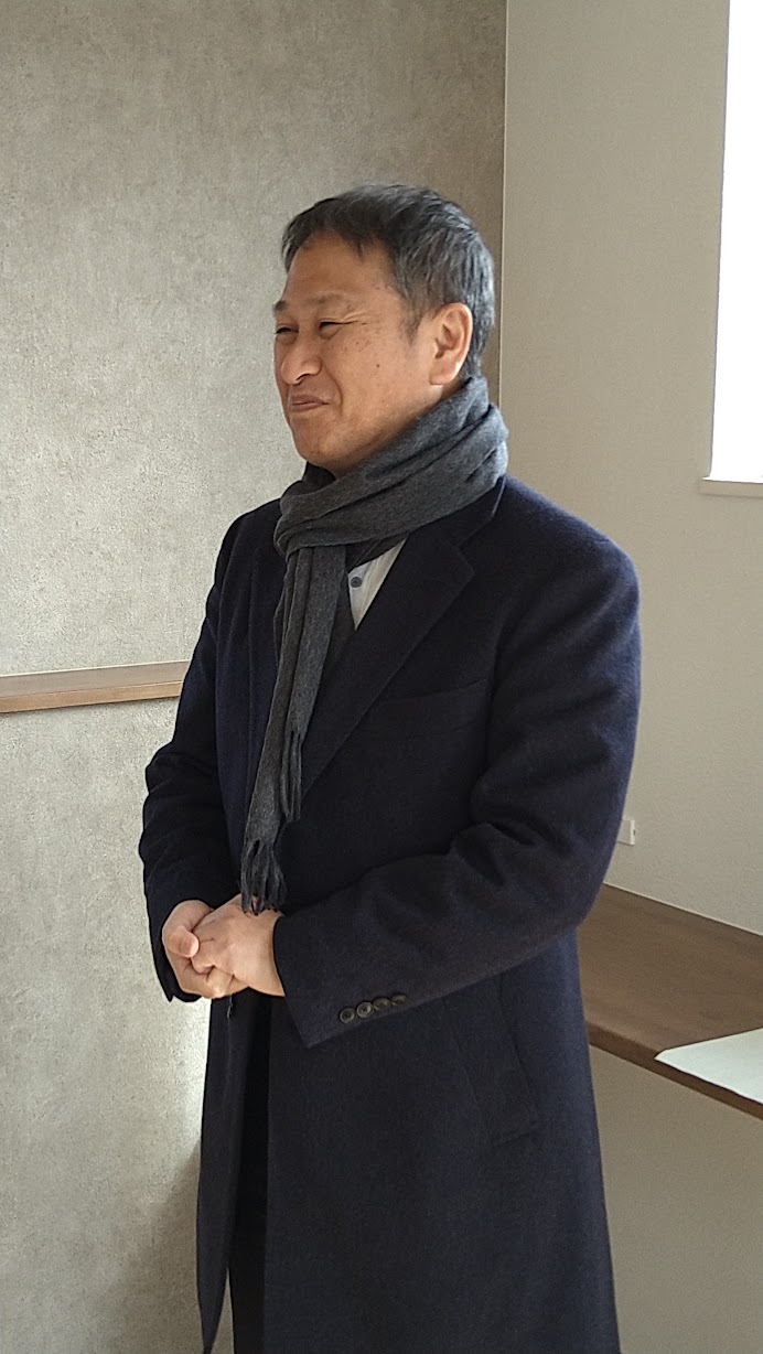 施主様に熱弁中の店長。笑